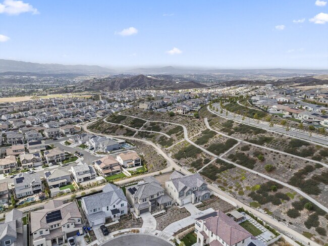 Building Photo - "Spacious Santa Clarita Sanctuary: 4-Bedro...