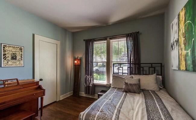 Building Photo - Cute 3 bed w/bonus space. Fenced yard. Loc...
