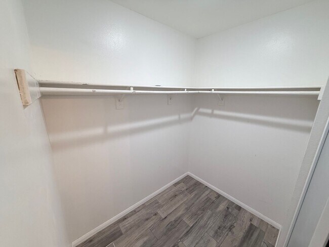 Building Photo - Eastlake Shores Downstairs Condo feat. Two Bedrooms and Two Bathrooms