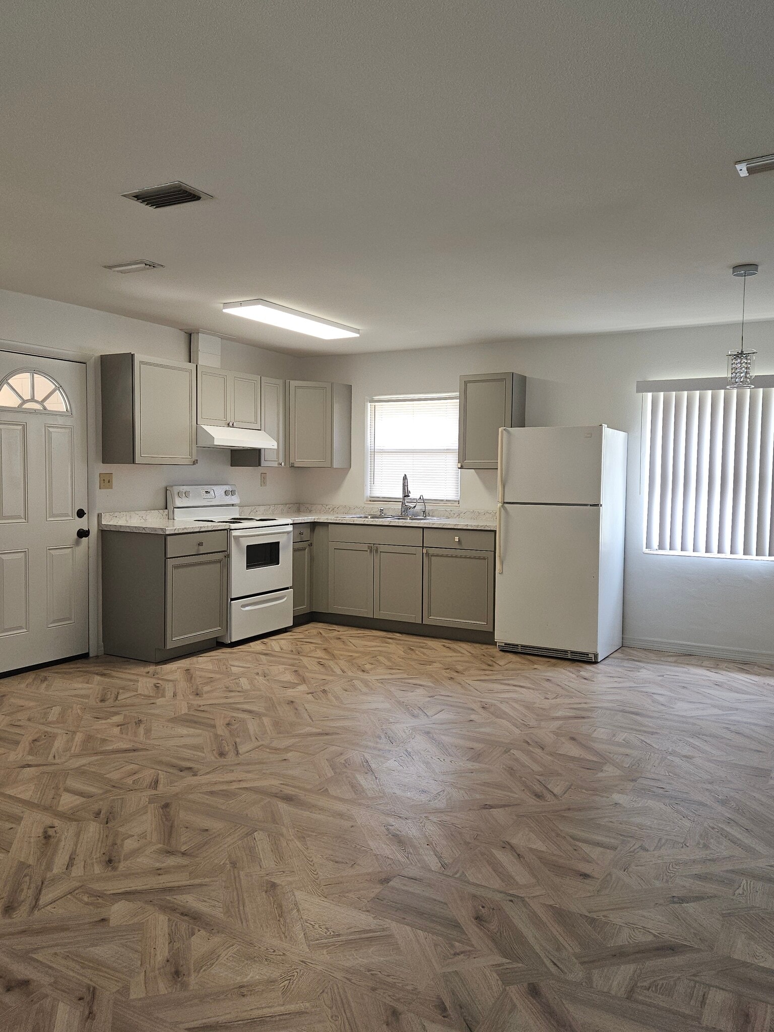 Building Photo - 733 E Minneola Ave