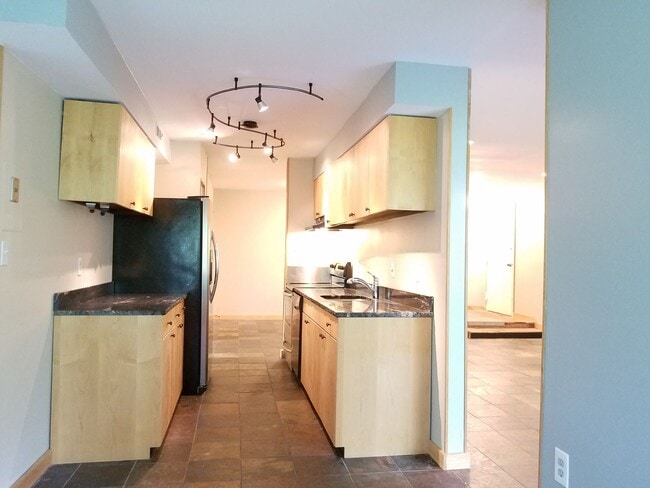 Building Photo - Extremely Well Maintained Second Level Condo Available mid-March!