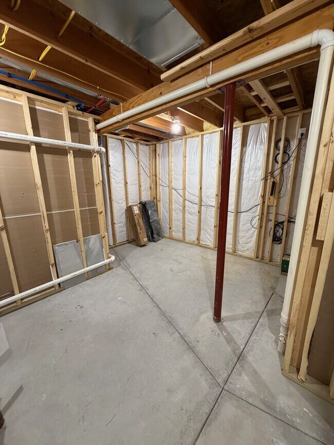 Building Photo - COMMINNG SOON - 4 BED 3 1/2 BATH HOUSE