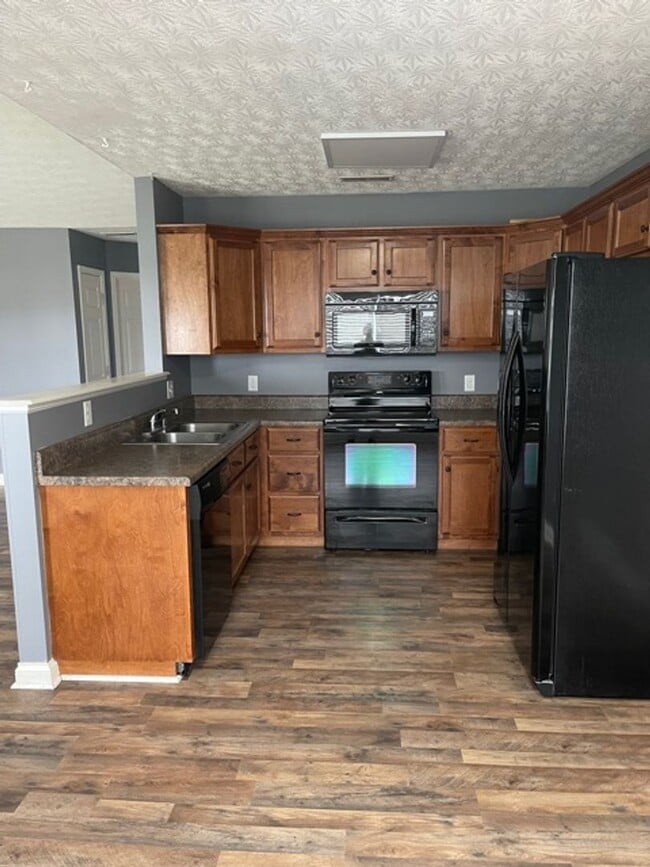 Building Photo - 3 Bed/2 Bath Home with 2 Car Garage