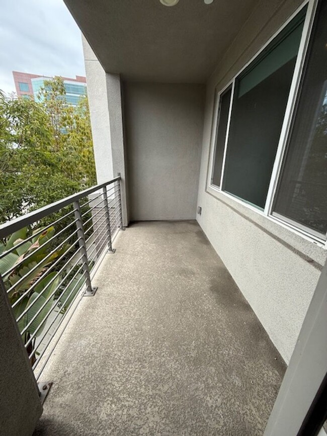 Building Photo - Location! Location! Location! 4 bdr townho...