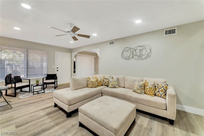 Building Photo - 900 Willow Tree Dr