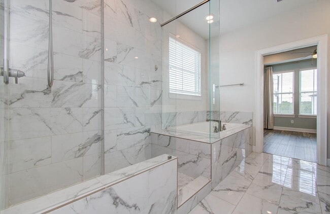 Building Photo - 2812 Grand Fountains Dr