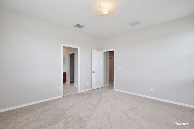 Building Photo - Gorgeous 4/2.5 Home with a 2 Car Garage Lo...