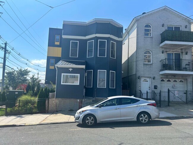 Building Photo - 115 CARTERET Ave