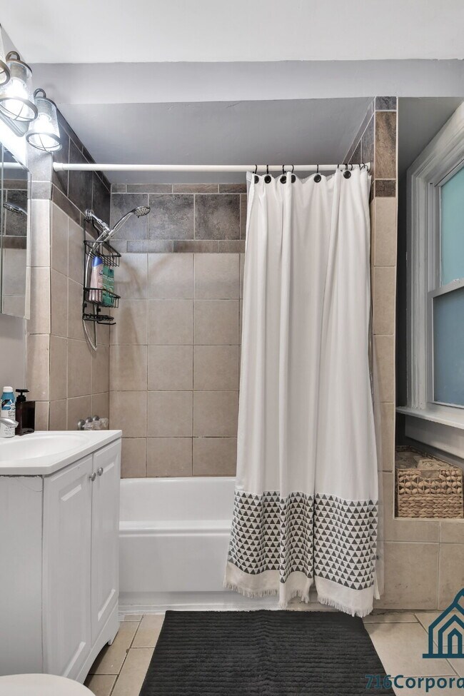 Building Photo - Furnished 3-Bedroom Carriage House on Bird Ave