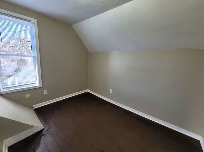 Building Photo - Large 3 Bedroom Southside Holland