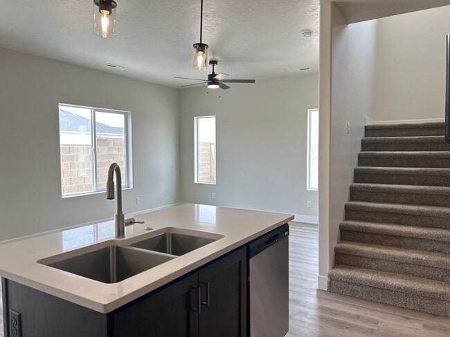 Building Photo - Beautiful Townhome!