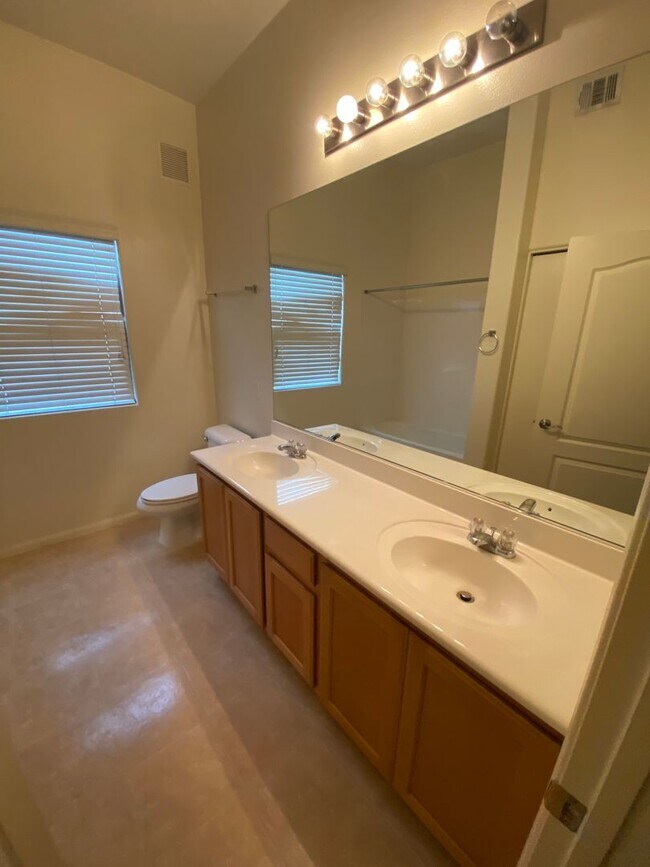 Building Photo - Jeffreys St