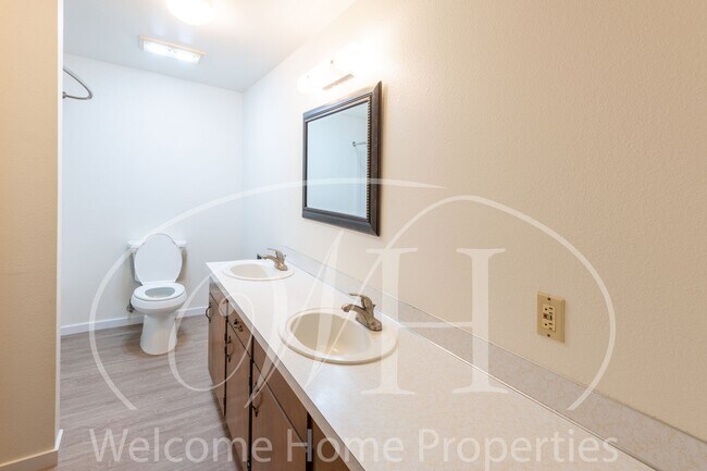 Building Photo - 2 Bedroom Duplex Apartment with Garage and...