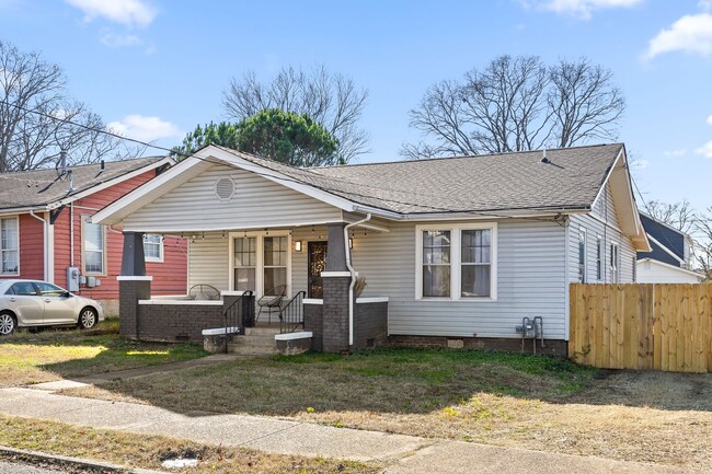 Building Photo - 3 Bed | 2 Bath | Fenced Backyard + Beautif...