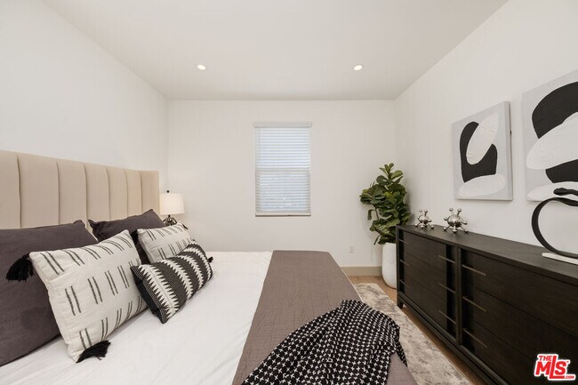 Building Photo - 130 S Sepulveda Blvd