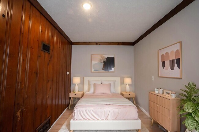 Building Photo - "Charming 1-Bedroom Retreat with Spacious Comfort in Indianapolis!"