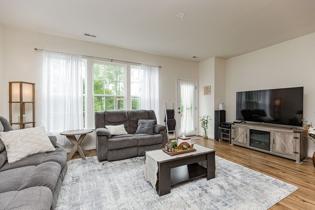 Building Photo - Gorgeous and Modern Home Available