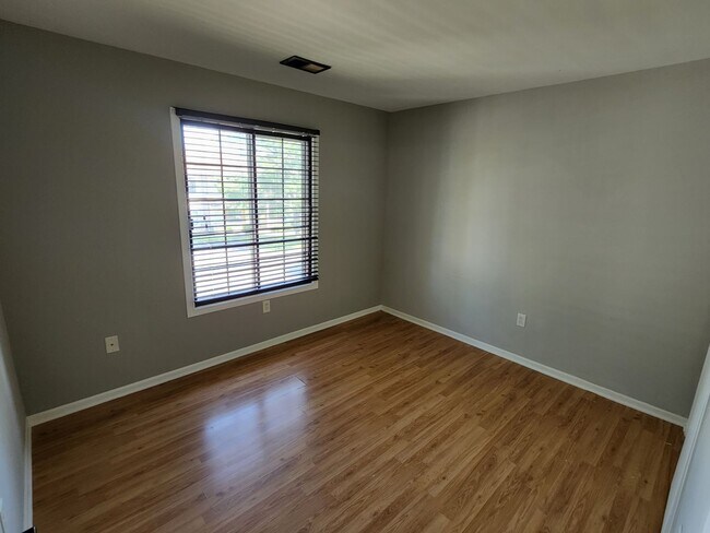 Building Photo - 3 bedroom Kenosha condo