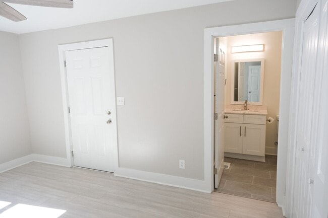 Building Photo - Charming 2BR/2.5BA Home