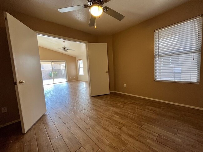 Building Photo - 2 BEDROOM PLUS DEN NEAR ARROWHEAD SHOPS