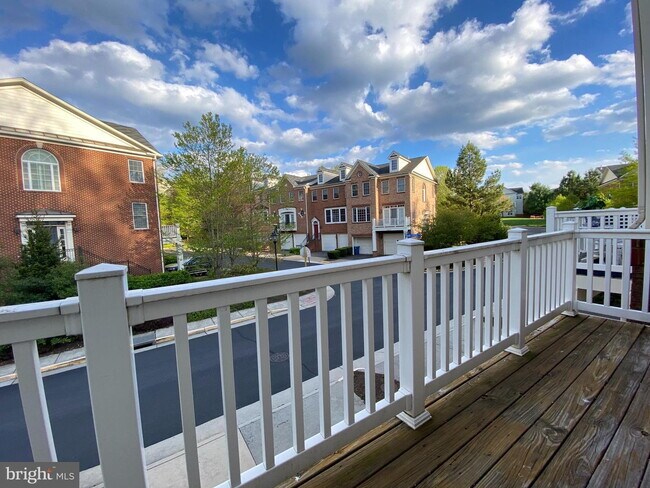 Building Photo - Bright & Spacious End-Unit Townhouse with Two-Car Garage!