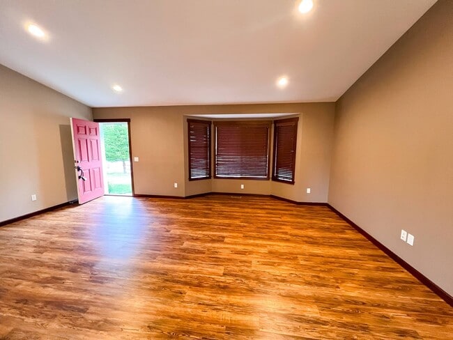 Building Photo - 3 Bed 2 Bath Rambler Gold Bar