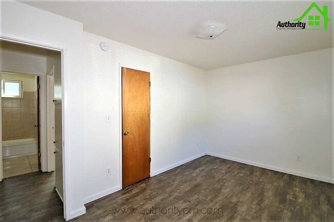 Building Photo - 5375 Rosswood St