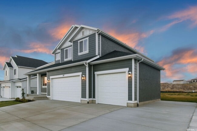 Building Photo - Stunning Home Right on the Golf Course!