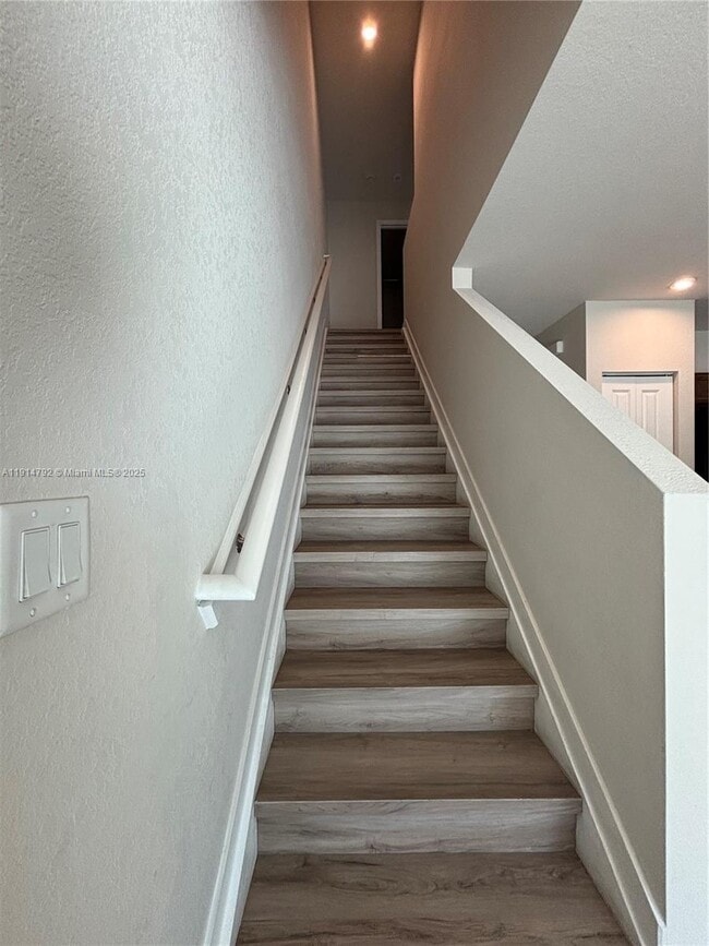 Building Photo - 1021 NE 5th Ave