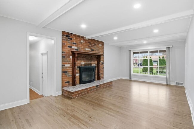 Building Photo - 32901 Blossom Ct