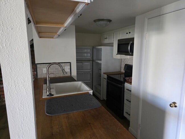 Building Photo - Lovely 2 bedroom condominium townhouse