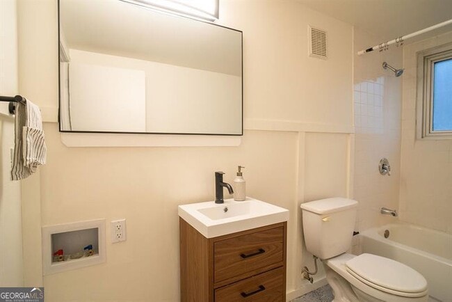 Building Photo - 15 Burbank Dr NW