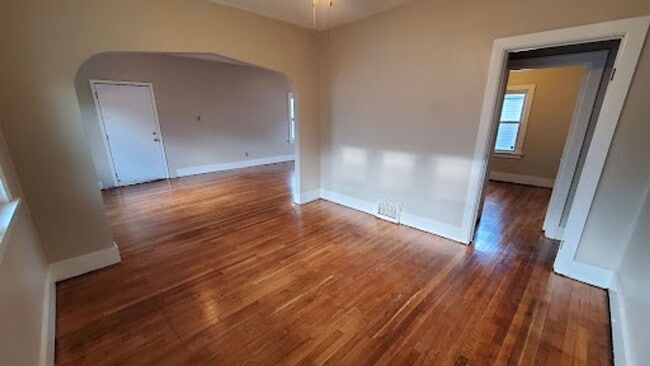 Building Photo - Pet Friendly Home with Fenced Back Yard and Hardwood Floors!