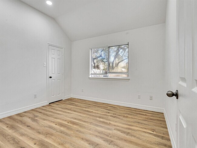 Building Photo - 206 Doncaster