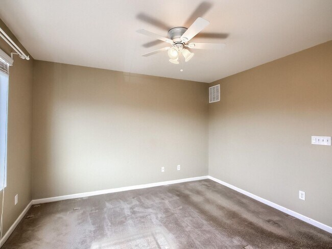 Building Photo - 2 Bedroom Townhome in Denver