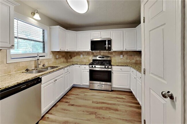 Building Photo - 6015 Sumit Ct NW