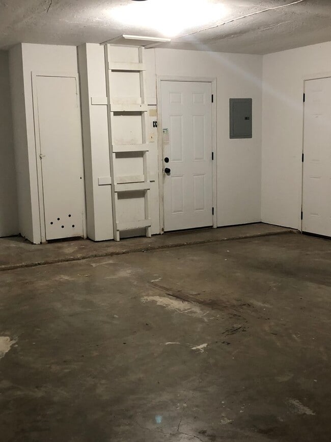 Building Photo - 5510 NW Cottonwood Dr