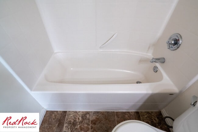 Building Photo - Conveniently located 3 Bedroom Townhome