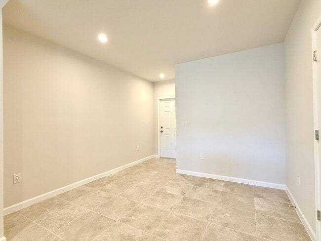Building Photo - Brand-new End-unit 3Beds/2.5Baths townhome at Lady Lake!