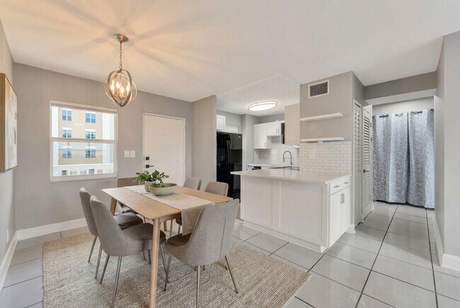 Building Photo - 2555 NE 11th St