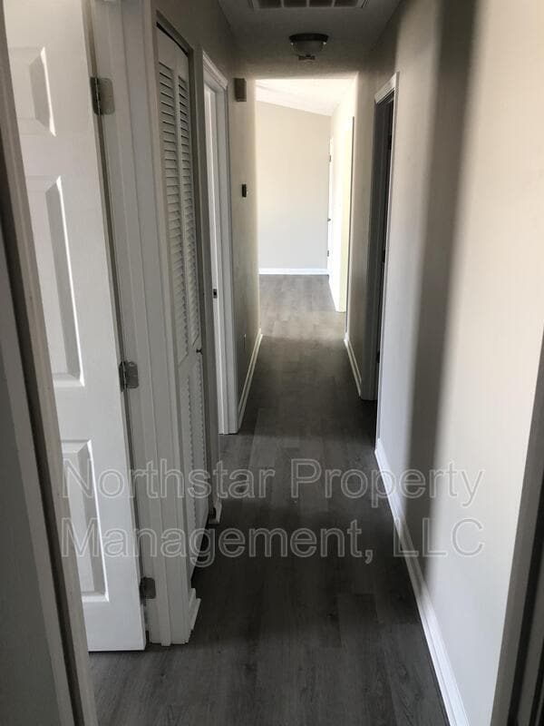 Building Photo - 1621 Westbrook Dr