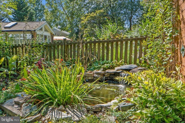 Building Photo - 5929 Avon Dr