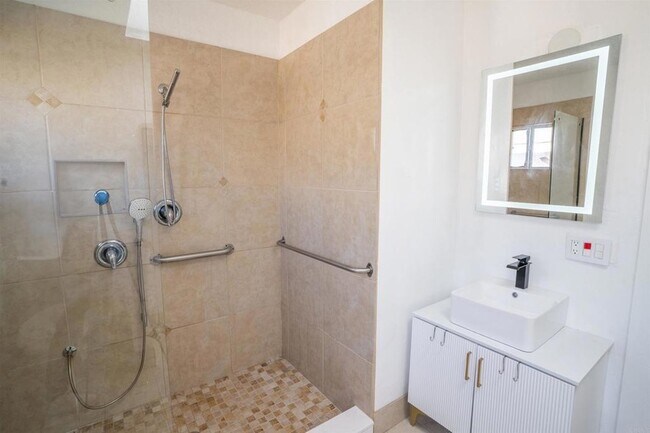 Building Photo - 164 Tremont St