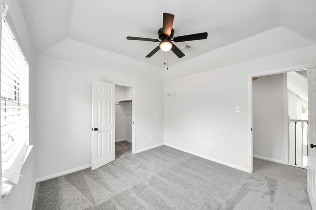 Building Photo - 5310 Oak Cove Dr