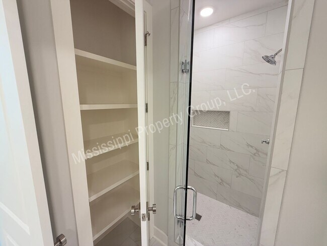 Building Photo - 703 Miramar Ln