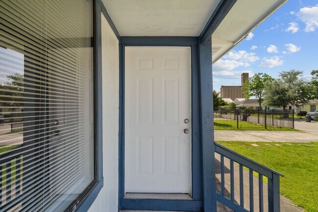 Building Photo - Charming 5- Bedroom Home in the Heart of T...