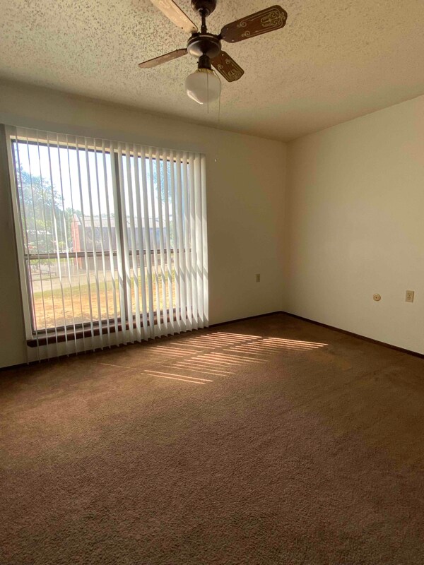 Building Photo - 420 Wedgewood St