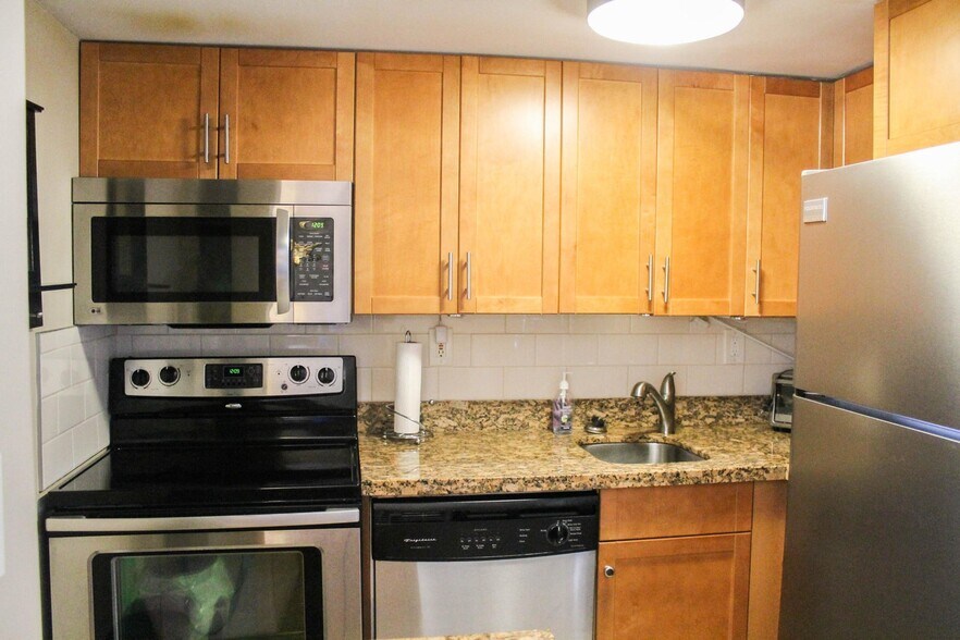 Building Photo - 1830 Embassy Dr