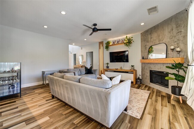 Building Photo - 6206 Clear Canyon Dr