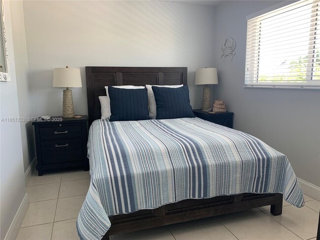 Building Photo - 112 Captains Ct